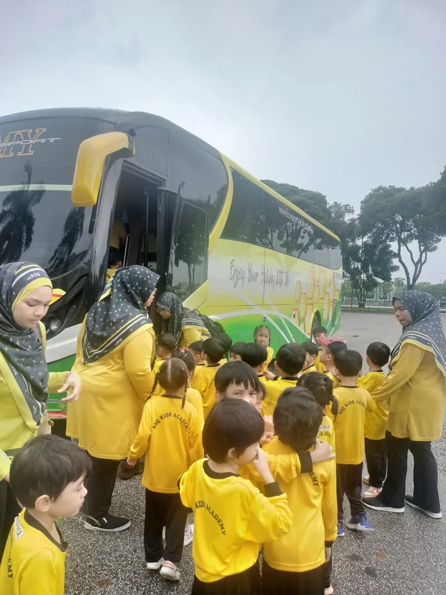 Foto galeri - ketibaan bas sekolah