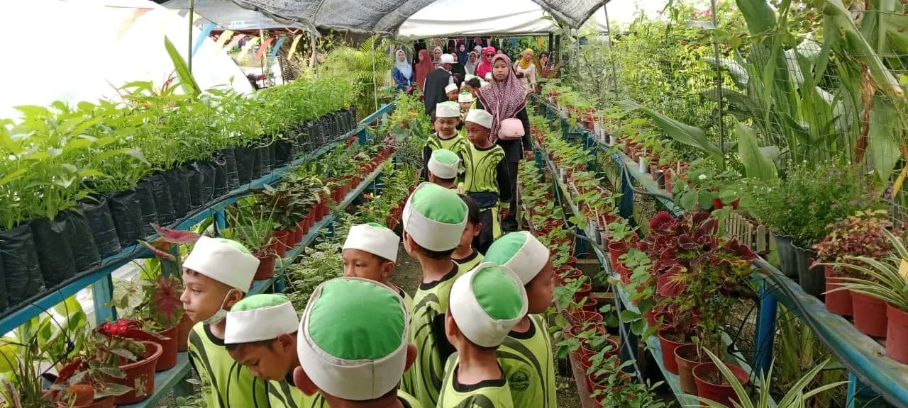 Foto hero: lawatan sekolah di Rumah Hijau Hidroponik
