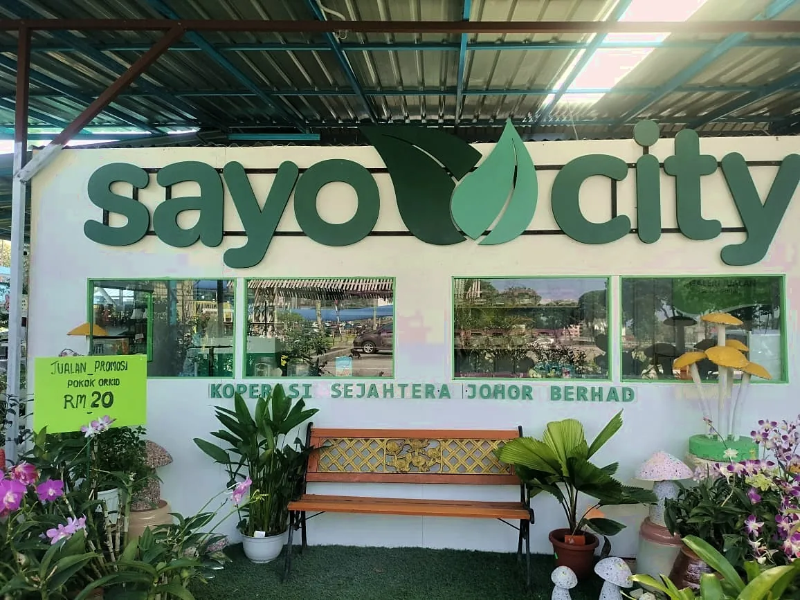 Foto hero: bangunan dan signage Sayo City